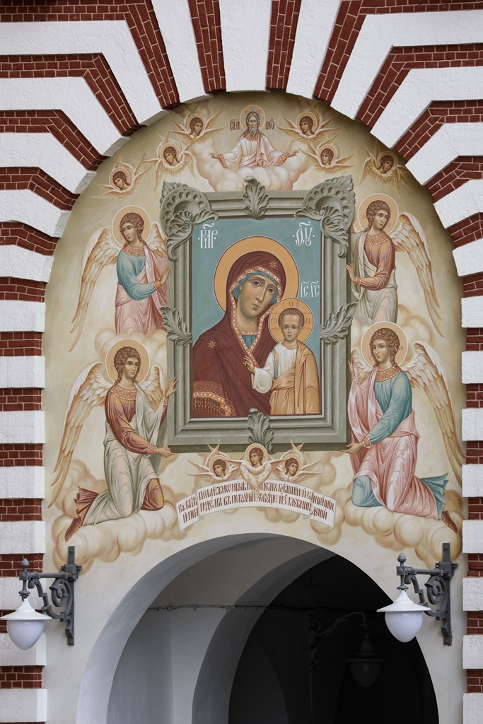 Казанский образ Божией Матери с ангелами Никольской башни Московского Кремля (воссоздан в 2023 году).jpg
